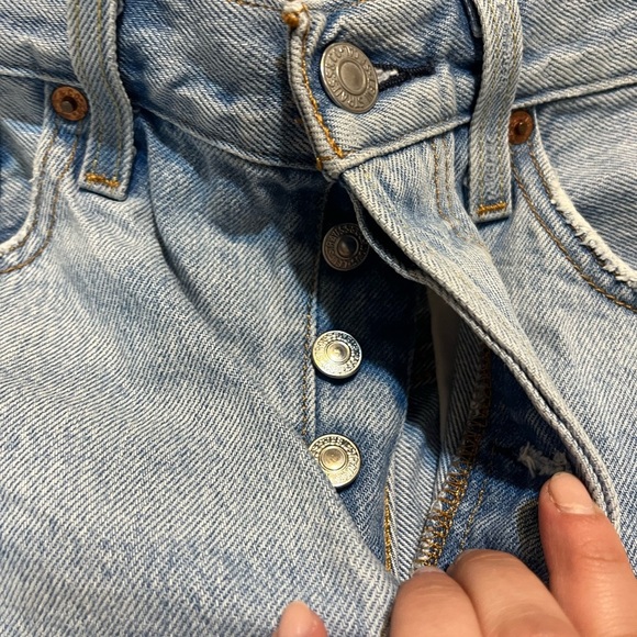 Levi's® Premium 501® ORIGINAL FIT HIGH RISE WOMEN'S SHORTS - Size W27 - Picture 3 of 6